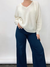 Load image into Gallery viewer, Vintage Cream V-Neck Sweater (L)