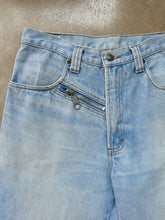 Load image into Gallery viewer, 90s Vintage High-Waisted Zipper Detail Light Wash Jeans (W32")