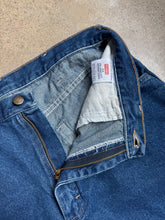Load image into Gallery viewer, Wrangler Relaxed Fit Denim Shorts (W34)