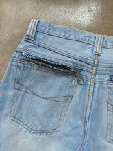 Load image into Gallery viewer, 90s Vintage High-Waisted Zipper Detail Light Wash Jeans (W32")