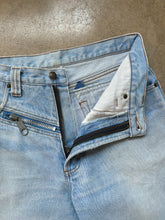Load image into Gallery viewer, 90s Vintage High-Waisted Zipper Detail Light Wash Jeans (W32")