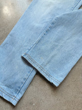 Load image into Gallery viewer, 90s Vintage High-Waisted Zipper Detail Light Wash Jeans (W32")