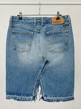 Load image into Gallery viewer, Y2K Lucky Brand Frayed Slit Denim Skirt (W31)