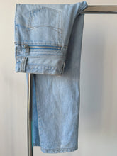 Load image into Gallery viewer, 90s Vintage High-Waisted Zipper Detail Light Wash Jeans (W32")