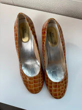 Load image into Gallery viewer, Vintage Ros Hommerson Patent Leather Croc Pumps (US 7.5)