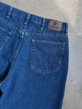 Load image into Gallery viewer, Wrangler Relaxed Fit Denim Shorts (W34)