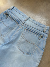 Load image into Gallery viewer, 90s Vintage High-Waisted Zipper Detail Light Wash Jeans (W32")