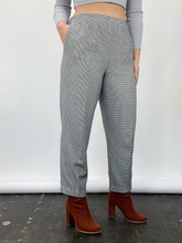 Load image into Gallery viewer, 90s Houndstooth Ankle Crop Pants (L)
