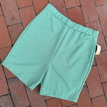 Load image into Gallery viewer, 80s Vintage Green High Waist Pull-On Shorts (M/L)
