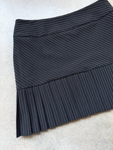 Load image into Gallery viewer, Y2K Tempo Paris Black Pinstripe Drop-Waist Pleated Mini Skirt | Medium
