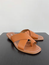Load image into Gallery viewer, Toe Ring Slide Sandals (US W8.5)
