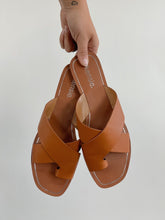 Load image into Gallery viewer, Toe Ring Slide Sandals (US W8.5)
