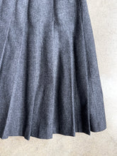 Load image into Gallery viewer, 80s Vintage Pendleton Charcoal Grey Wool Pleated Skirt | Medium
