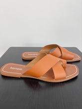 Load image into Gallery viewer, Toe Ring Slide Sandals (US W8.5)
