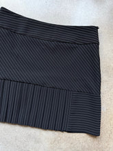 Load image into Gallery viewer, Y2K Tempo Paris Black Pinstripe Drop-Waist Pleated Mini Skirt | Medium
