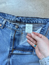 Load image into Gallery viewer, Vintage Y2K Jordache Light Wash Low-Rise Bootcut Jeans | Medium
