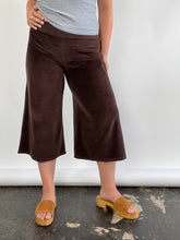 Load image into Gallery viewer, 00&#39;s Brown Velour Gaucho Pants (M)
