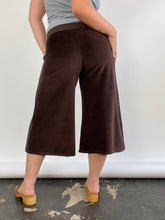 Load image into Gallery viewer, 00&#39;s Brown Velour Gaucho Pants (M)
