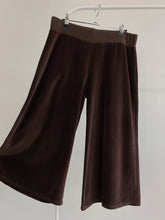 Load image into Gallery viewer, 00&#39;s Brown Velour Gaucho Pants (M)
