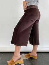 Load image into Gallery viewer, 00&#39;s Brown Velour Gaucho Pants (M)
