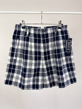 Load image into Gallery viewer, 90&#39;s Navy Plaid Shorts (W29&quot;)
